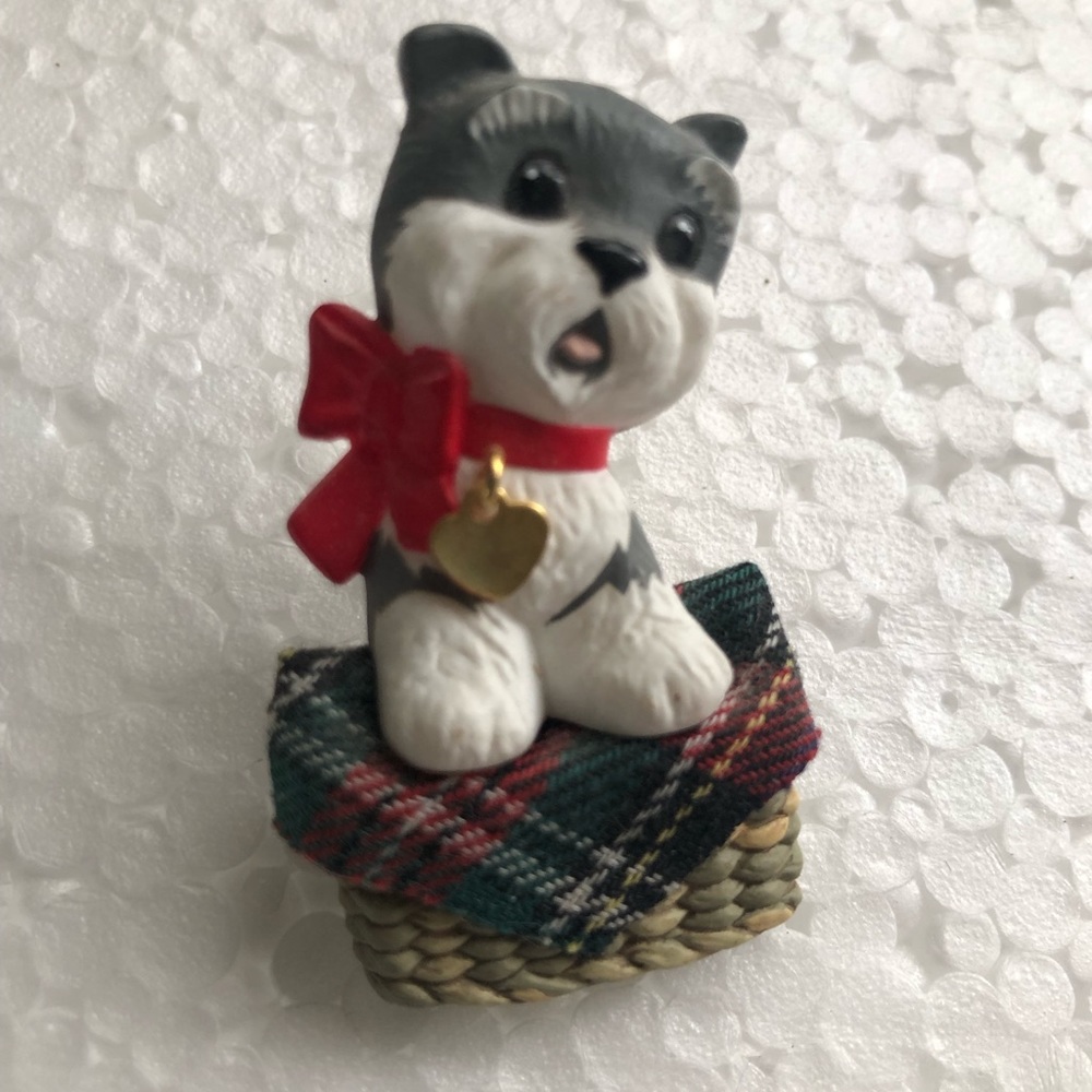 Vtg Christmas HMK Plastic Fabric Puppy Dog in Basket Gold Heart Red Bow Collar